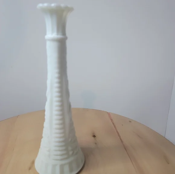 Milk Glass vase 9" - Picture 4 of 8